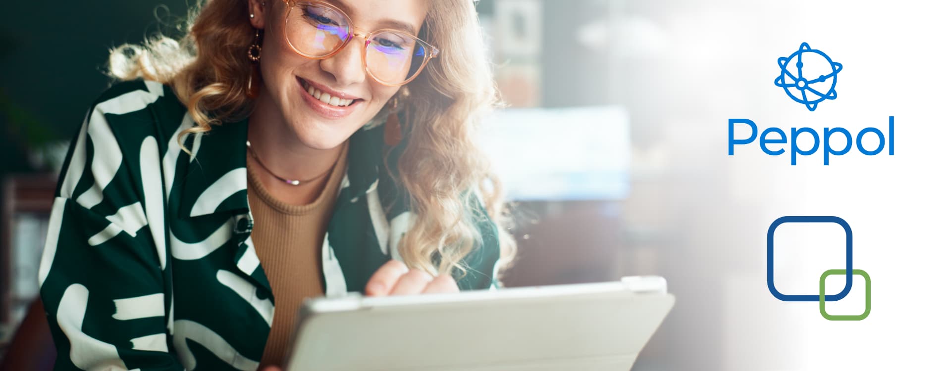 Femme qui travaille à son ordinateur portable, souriante, logo peppol et Depauw et associés