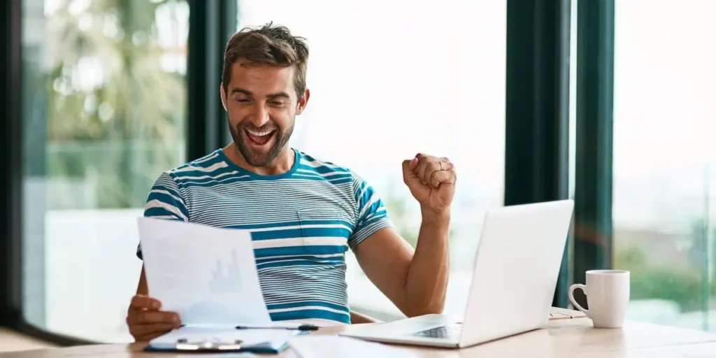 Homme heureux levant le poing