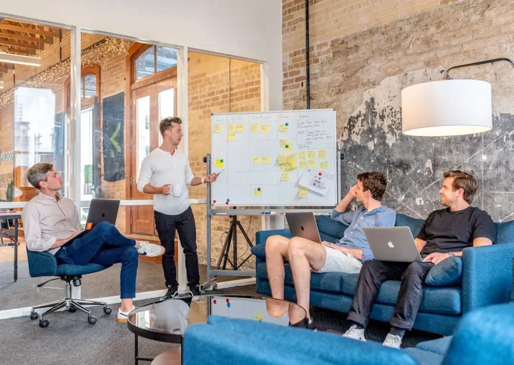 Réunion d'équipe autour d'un tableau