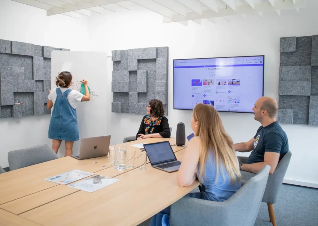 Réunion d'équipe autour d'une table